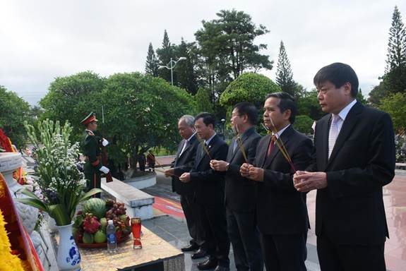 Lễ viếng nghĩa trang liệt sỹ tỉnh Kon Tum nhân ngày 27/7/2020.